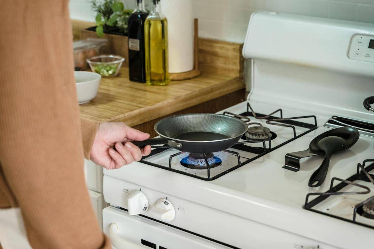 ilustrasi wajan cast iron (pexels.com/Annushka Ahuja)