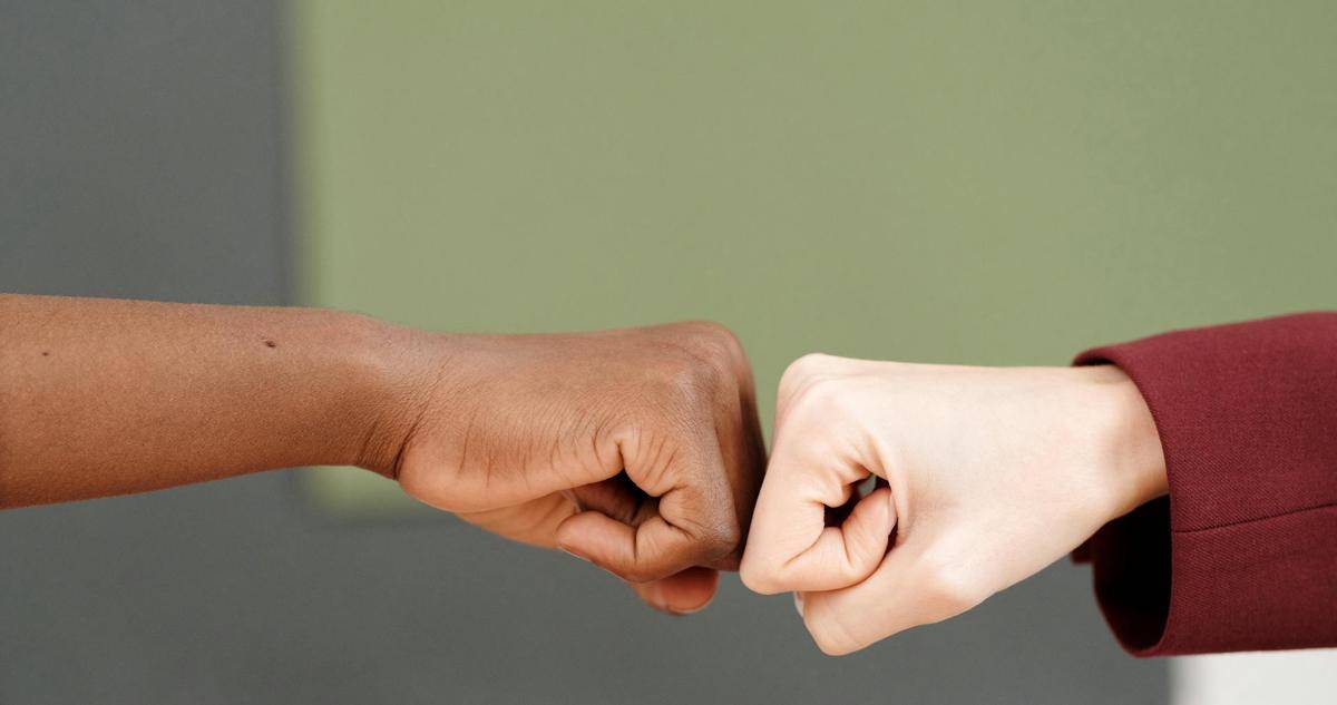 ilustrasi melakukan fist bump (pexels.com/Diva Plavalaguna)