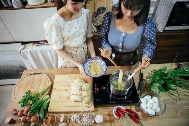 ilustrasi memasak mi