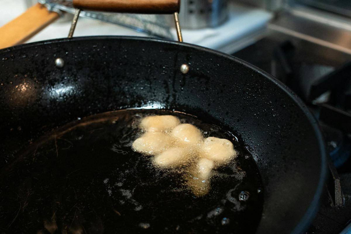 ilustrasi wajan cast iron (pexels.com/RDNE Stock project)