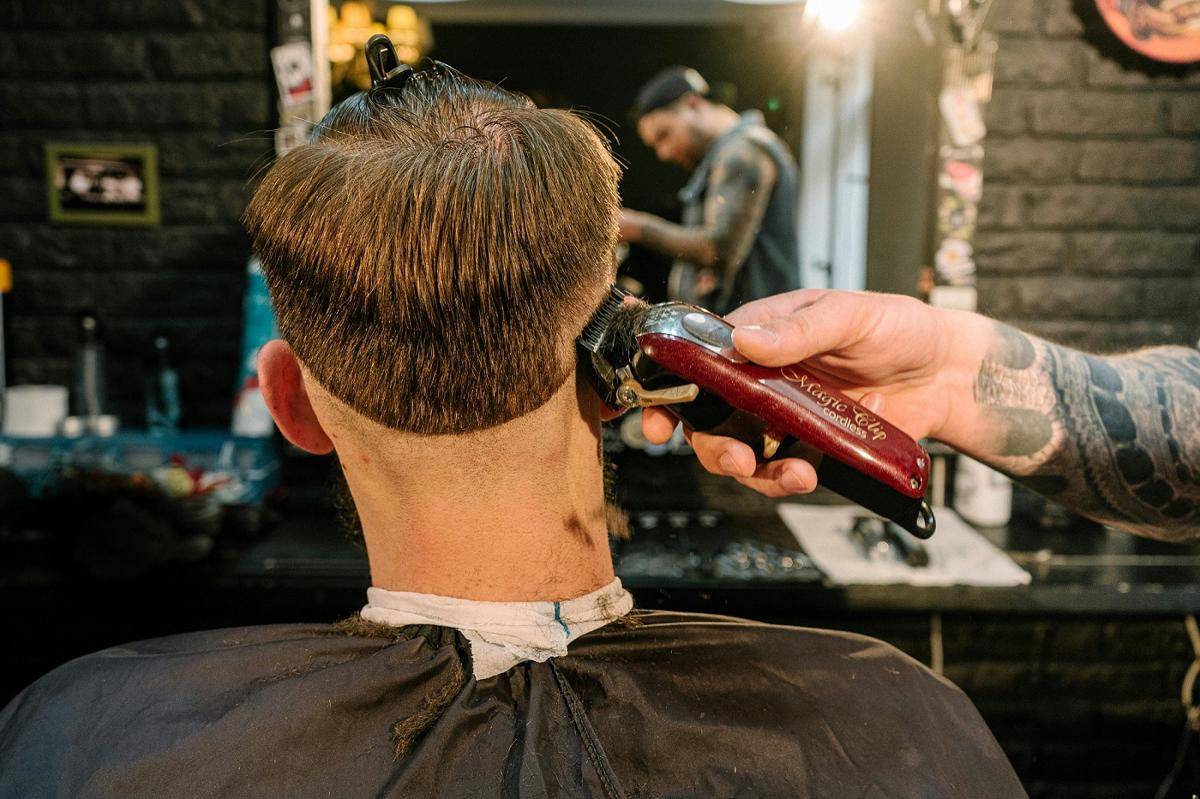 ilustrasi memotong rambut (pexels.com/Antoni Shkraba Studio)