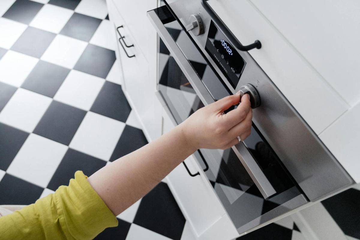 ilustrasi menyalakan oven (pexels.com/ SHVETS production)