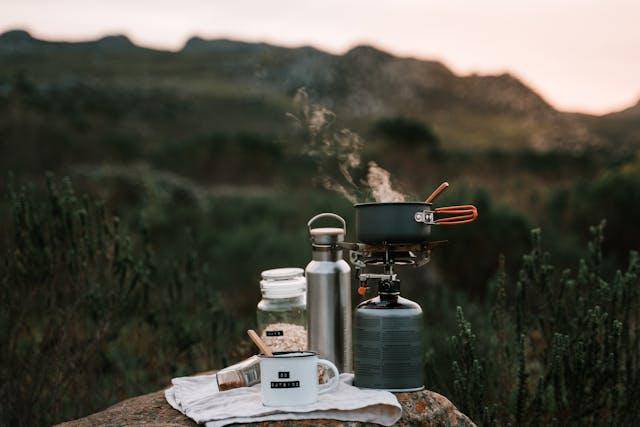 ilustrasi memasak di gunung (pexels.com/Taryn Elliott)