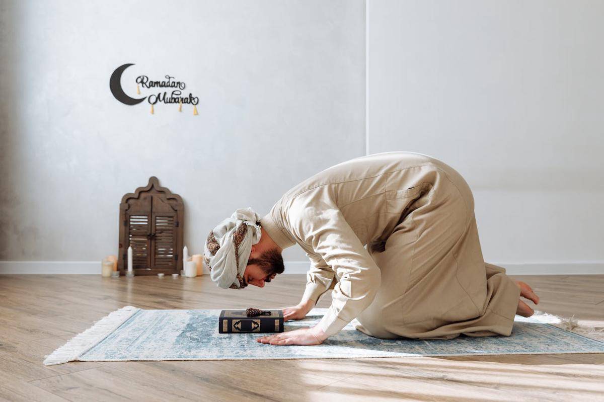 Ilustrasi sujud (pexels.com/Thirdman)