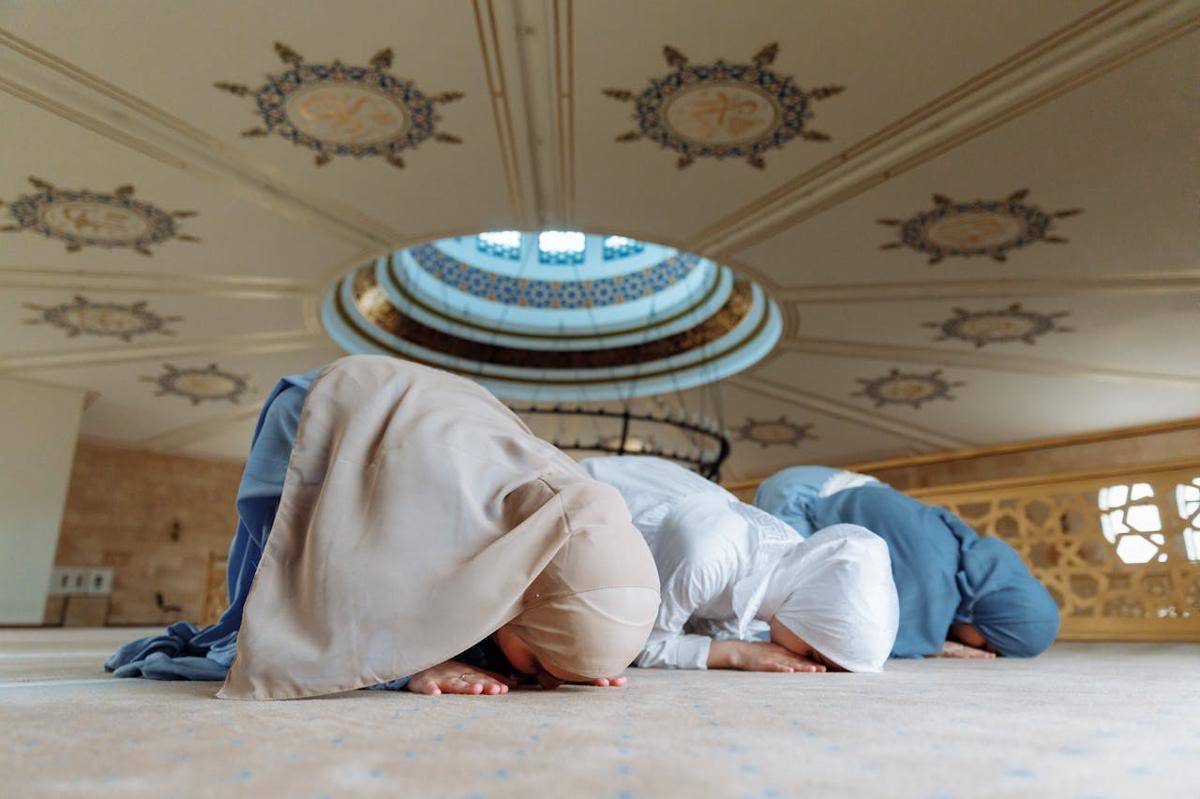 Ilustrasi sujud (pexels.com/Thirdman)