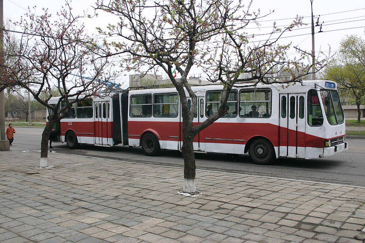 potret bus troli buatan domestik Chollima-90 di Pyongyang