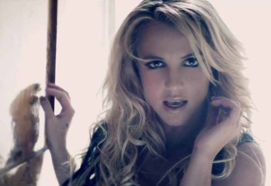 Britney Spears dalam musik video "Criminal" (dok. Jive Records/Criminal)
