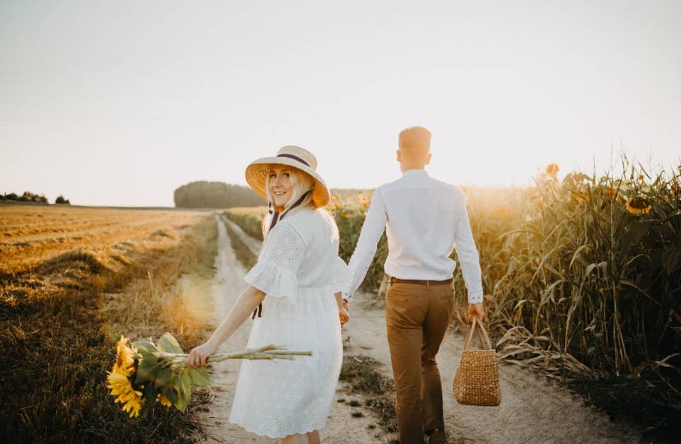 illustrasi pasangan romantis (pexels.com/Maksim Goncharenok)