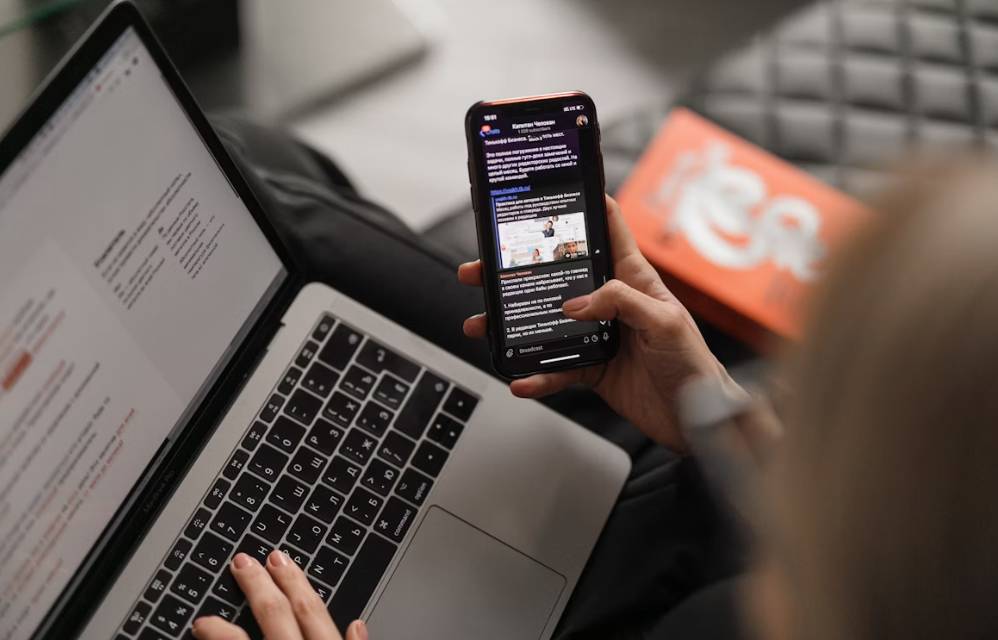 illustrasi scrolling media sosial (unsplash.com/Maxim Ilyahov)