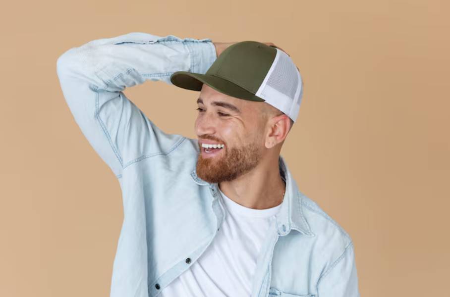 illustrasi pria dengan trucker hat (freepik.com/freepik)