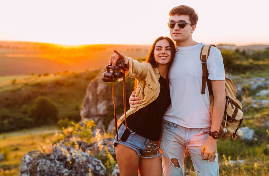 illustrasi pasangan traveling (freepik.com/freepik)