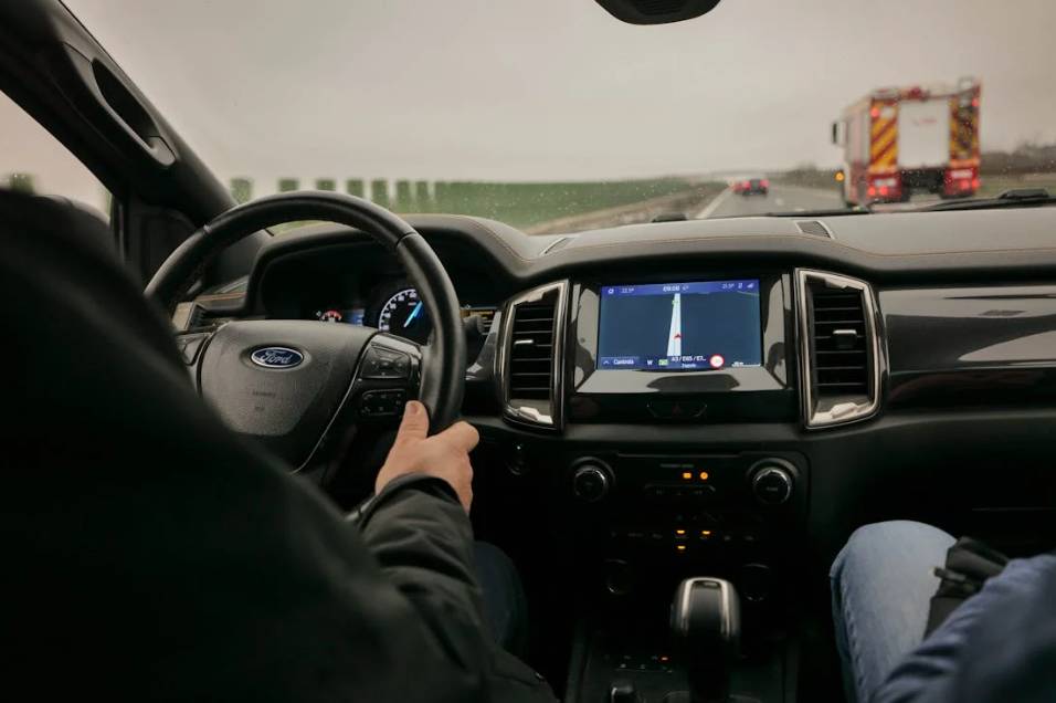 illustrasi GPS pada mobil (pexels.com/Vladimir Srajber)