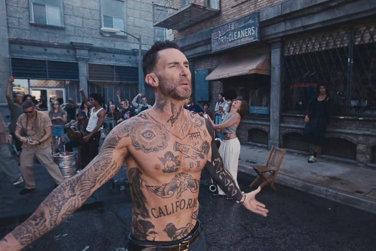 cuplikan video musik lagu "Love Is Like" dari Maroon 5 (dok. YouTube/Maroon 5)