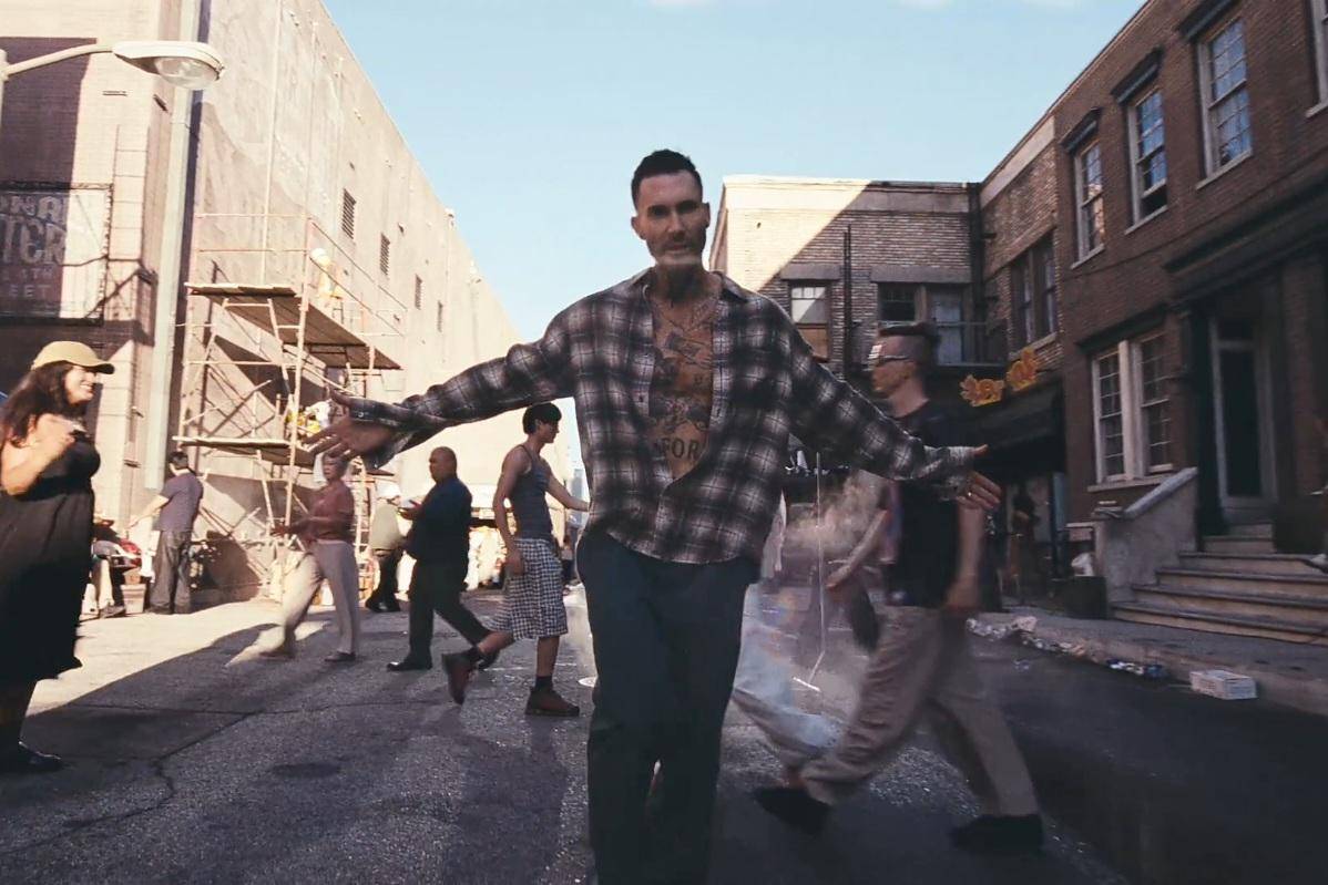 cuplikan video musik lagu "Love Is Like" dari Maroon 5 (dok. YouTube/Maroon 5)