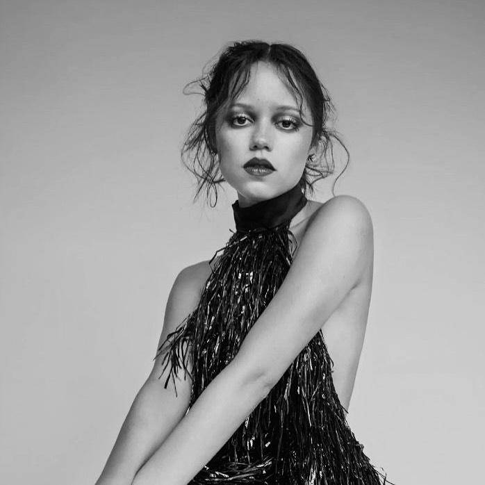 Ilustrasi tired girl makeup ala Jenna Ortega (instagram.com/jennaortega)