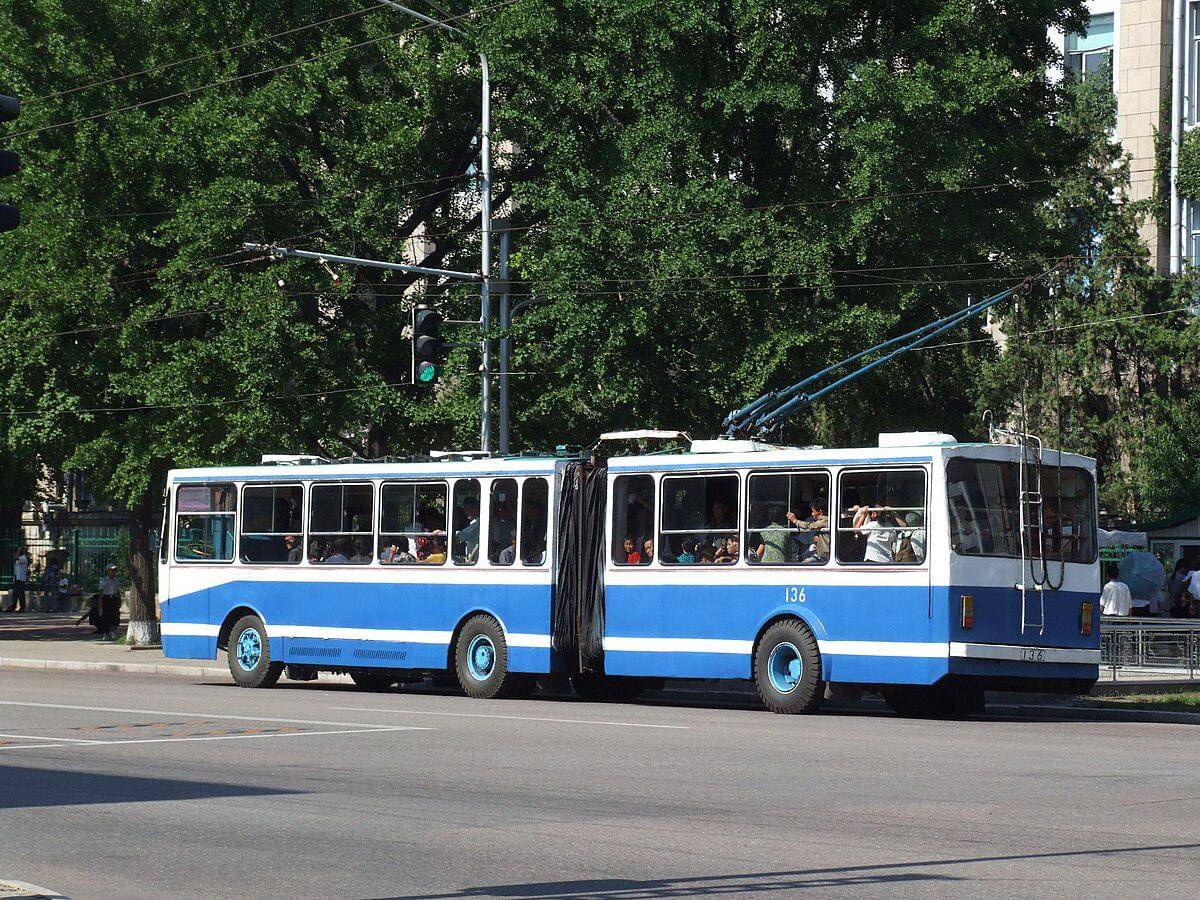 potret bus troli gandeng No. 136 di Pyongyang 