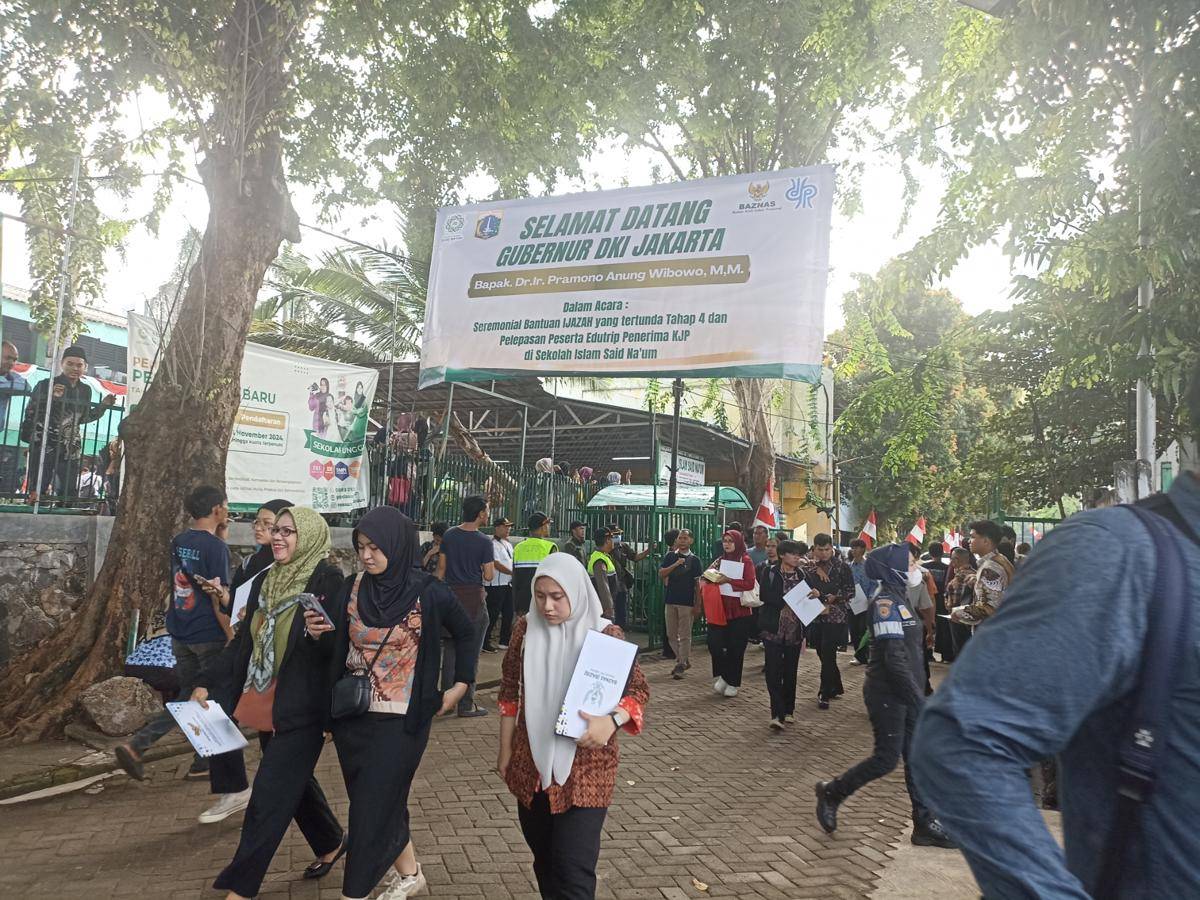Ilustrasi siswa ambil ijazah