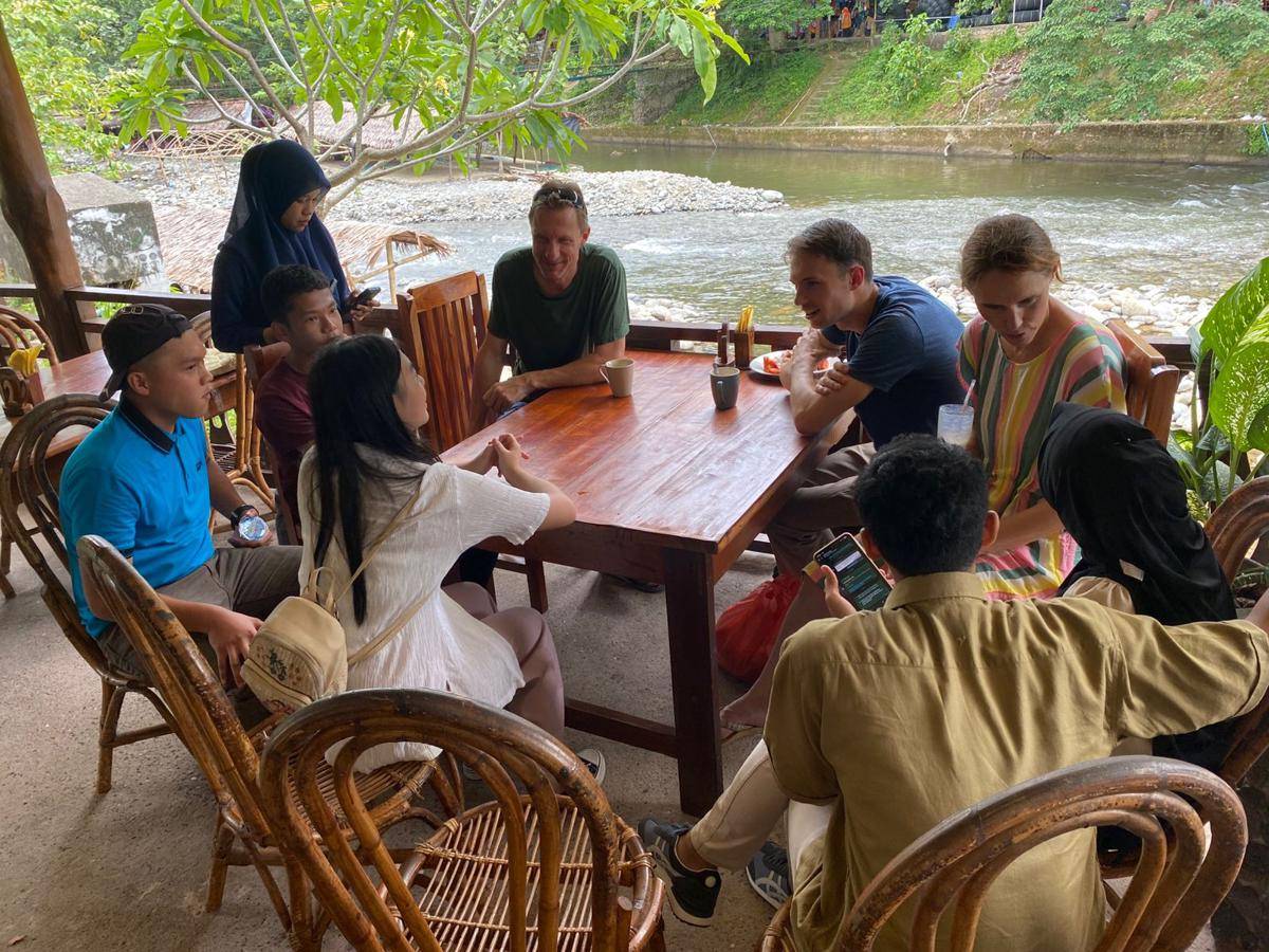 Siswa AEC praktik langsung komunikasi bareng turis dari luar negeri saat outing (dok.AEC)