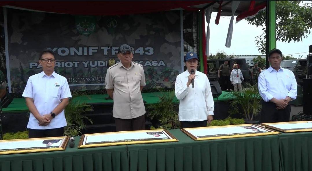 Menteri Keuangan, Sri Mulyani ketika ikut meninjau Yonif Teritorial Pembangunan 843/PYV di Bekasi. (Dokumentasi Kementerian Pertahanan)