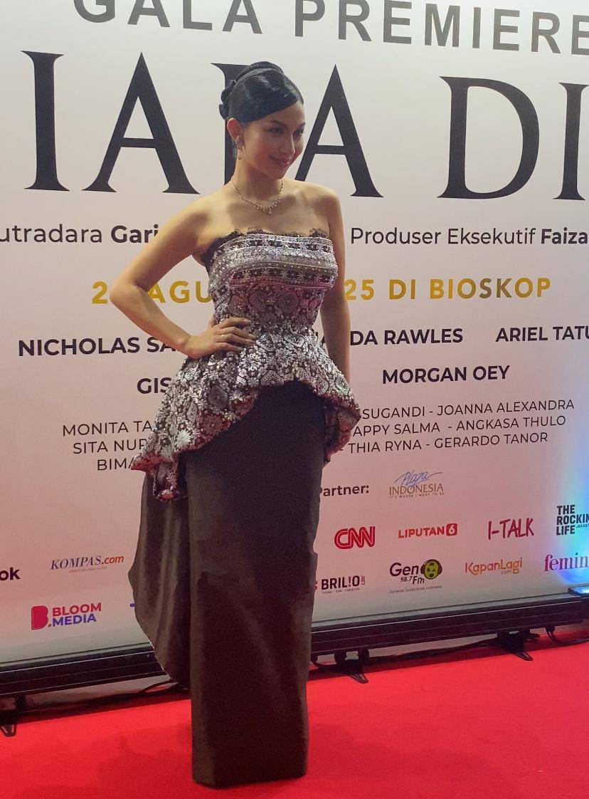 potret pemain di red carpet gala premier film Siapa Dia
