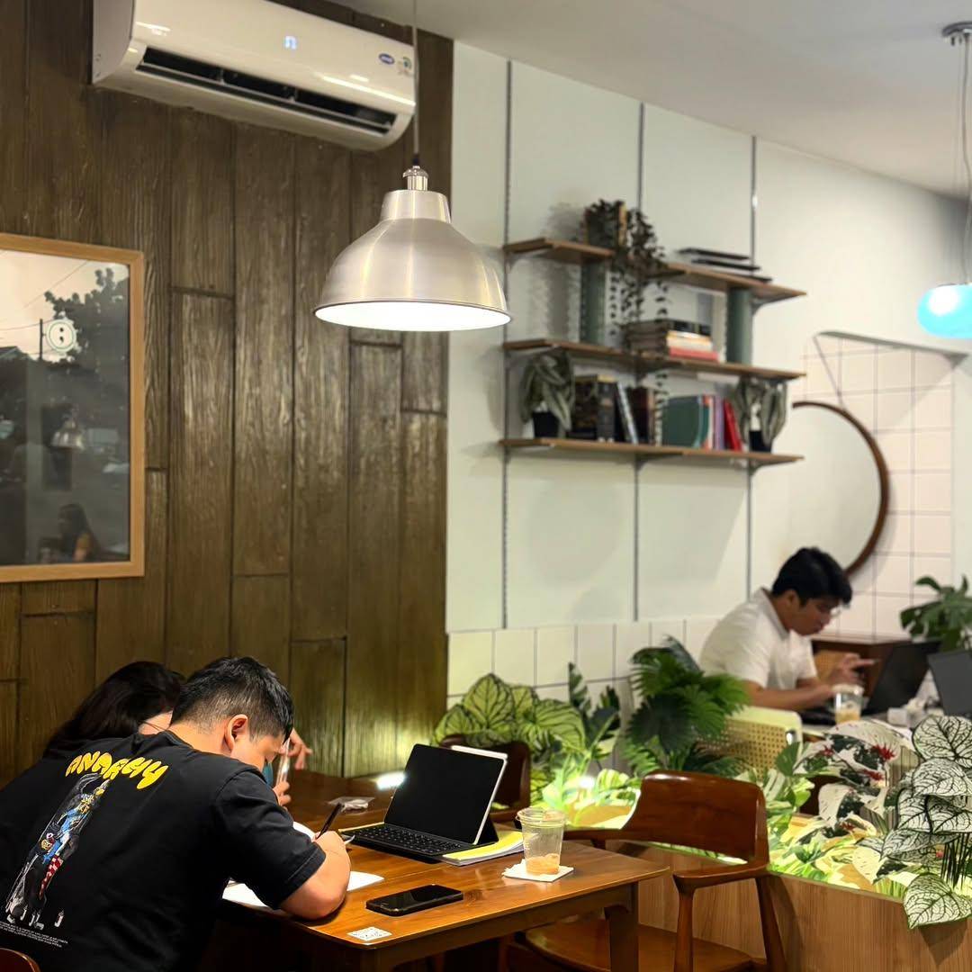 Potret suasana di Kopi Titik Koma Tenggilis