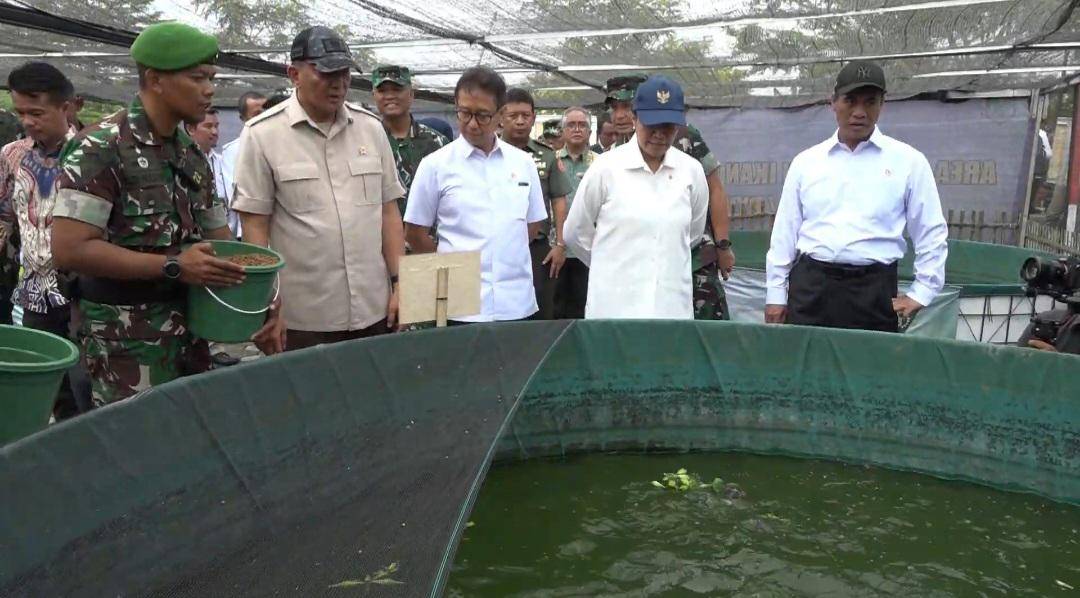 Menteri Pertahanan, Sjafrie Sjamsoeddin ketika menjelaskan kepada tiga menteri lainnya mengenai pembangunan Batalyon Infanteri Teritorial Pembangunan 843 /Patriot Yudha Vikasa. (Dokumentasi Kementerian Pertahanan)