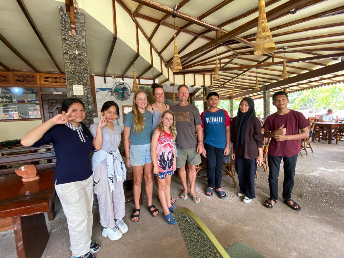 Siswa AEC praktik langsung komunikasi bareng turis dari luar negeri saat outing (dok.AEC)