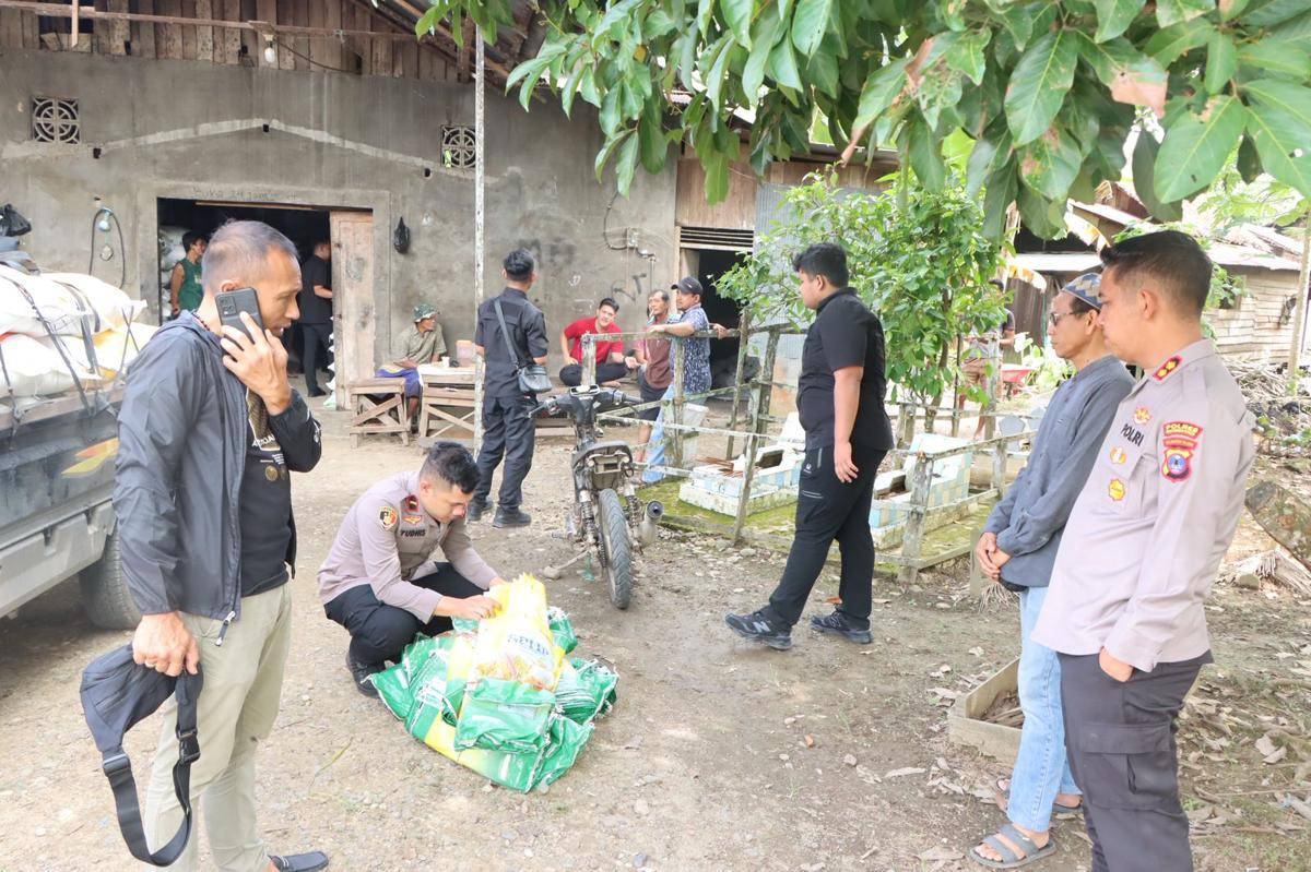 Polres HST Polda Kalsel menggrebek pabrik penggilingan padi yang menjadi aktivitas pengoplosan beras SPHP. (Dok/Humas Polda Kalsel)