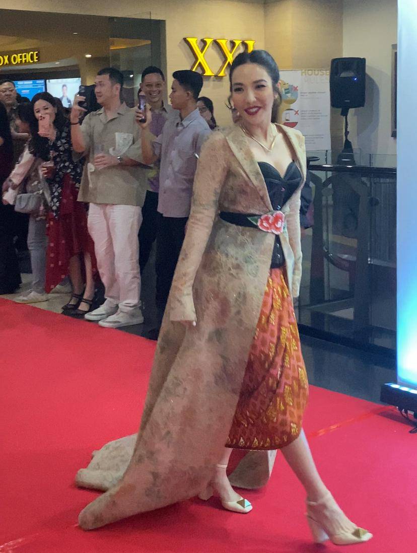potret pemain di red carpet gala premier film Siapa Dia