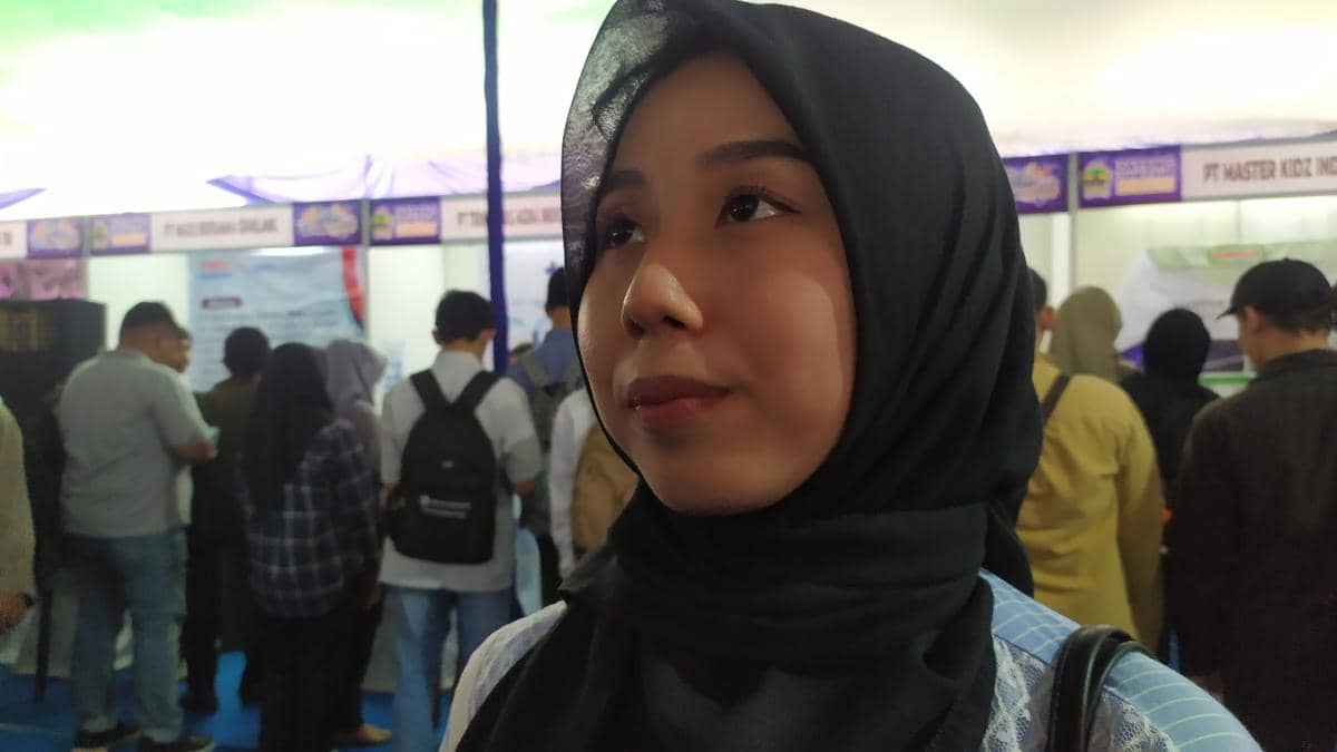 Dita, pelamar dari Gen Z tampak kebingungan saat melamar di job fair disnakertrans Jateng. (IDN Times/Fariz Fardianto)