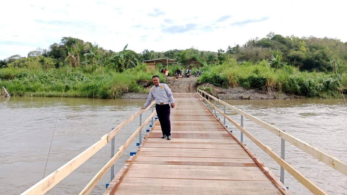 Petugas Dishub Bantul survei jembatan apung di Sungai Progo