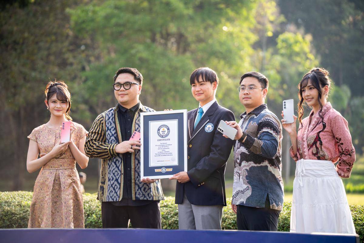 Momen Selebrasi Penyerahan Sertifikat GUINNESS WORLD RECORDS™ Infinix HOT 60 Pro+ sebagai Smartphone Layar 3D-Curved Tertipis di Dunia (1).jpg