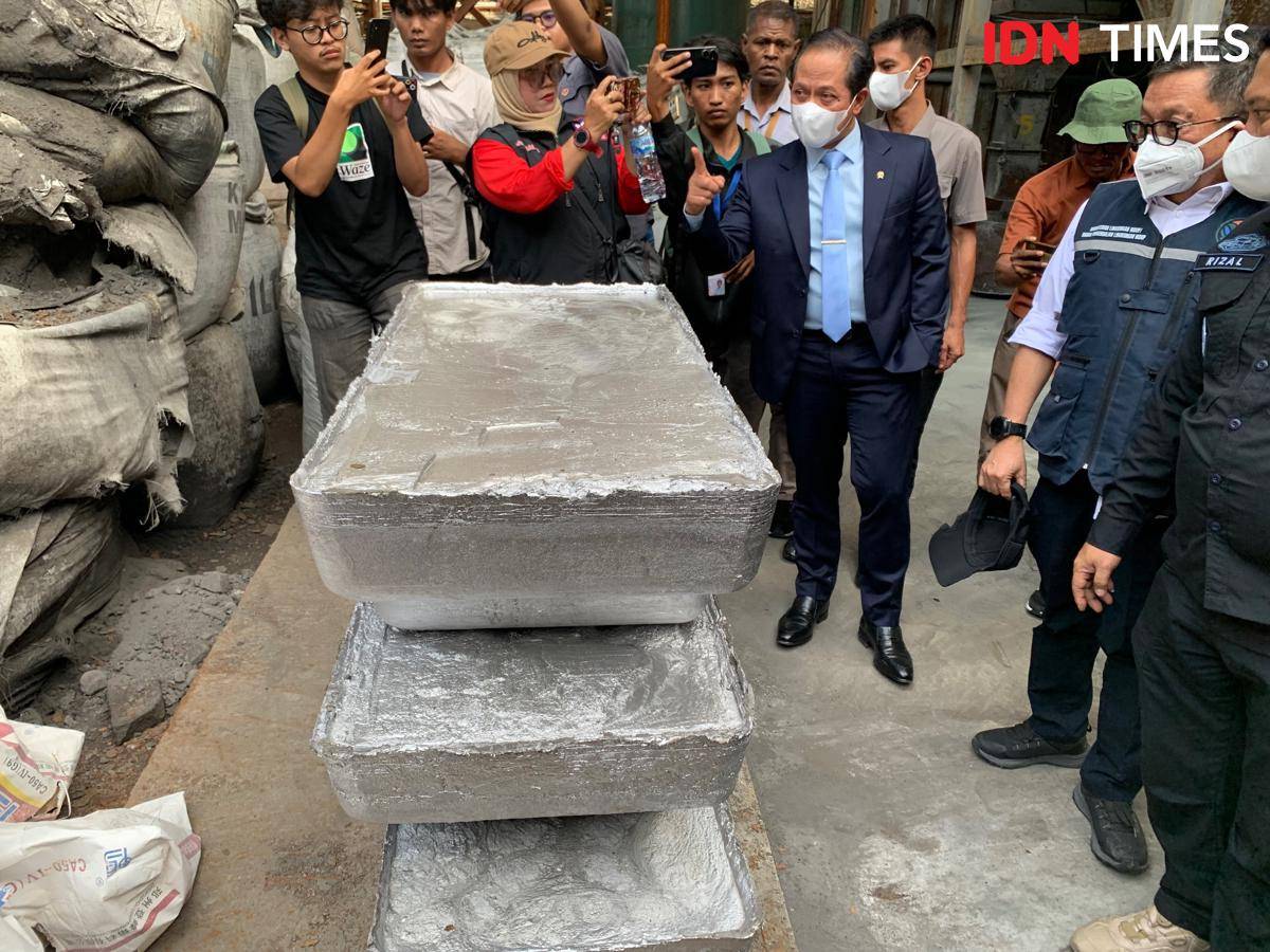 Menteri LH saat melakukan sidak di pabrik di Serang