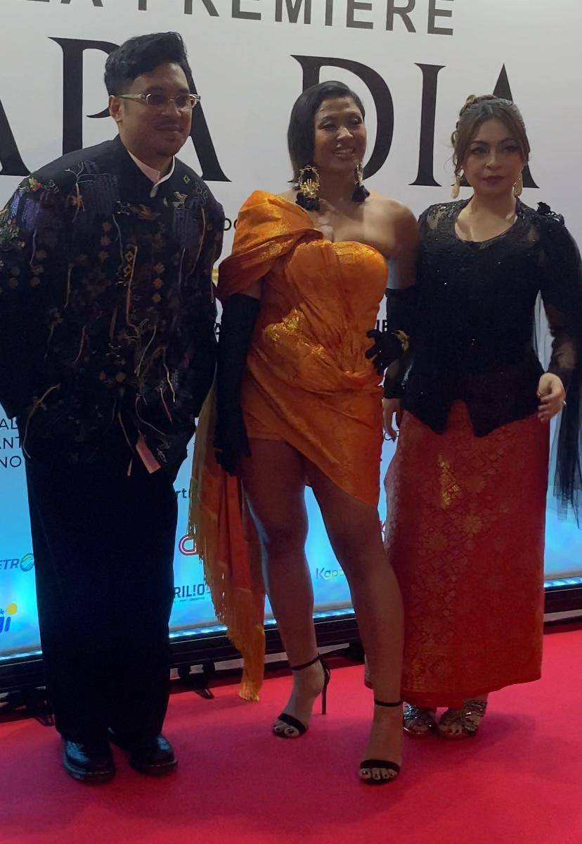 potret pemain di red carpet gala premier film Siapa Dia
