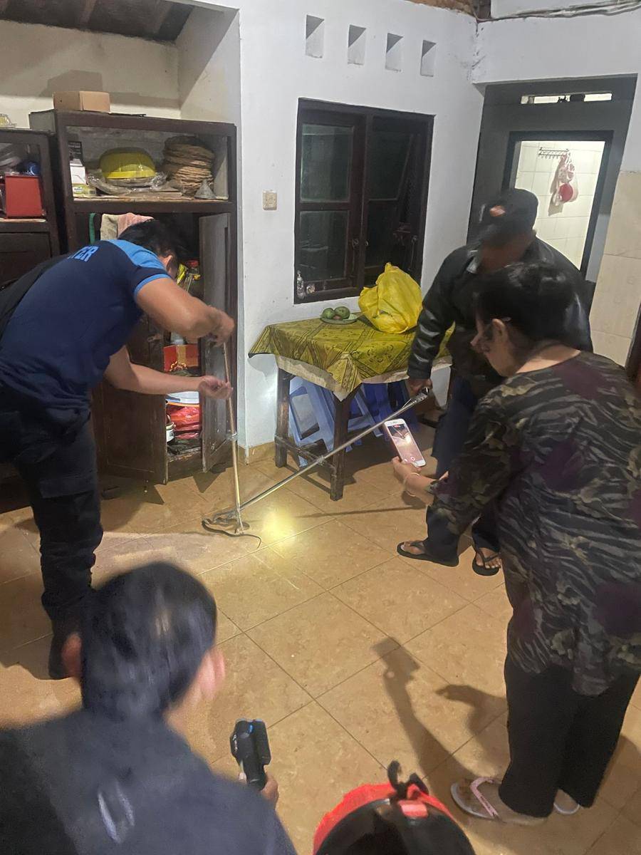 Petugas pemadam kebakaran Klungkung ketika mengevakuasi ular.