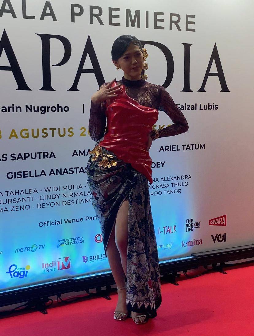 potret pemain di red carpet gala premier film Siapa Dia