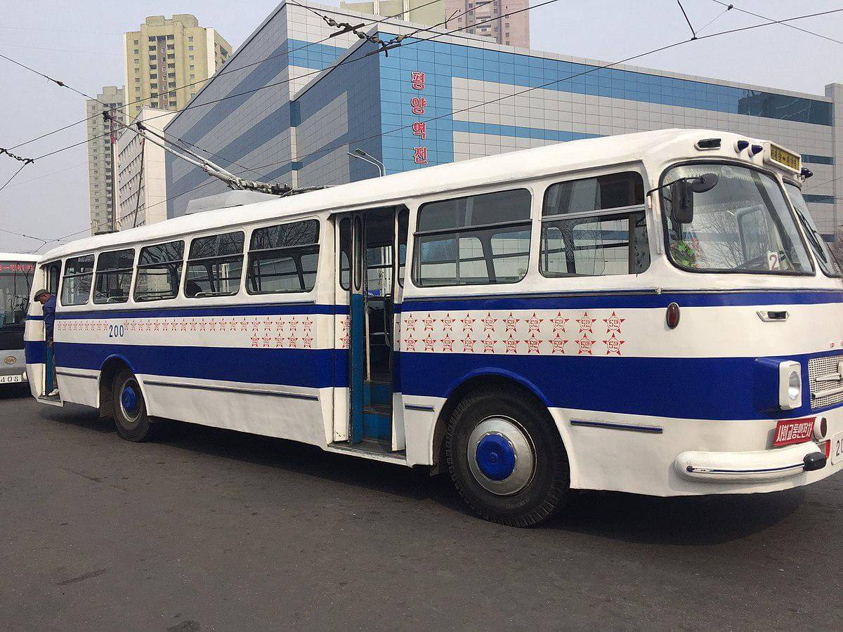 potret bus troli veteran Pyongyang yang mendapat bintang setelah menempuh perjalanan lancar sejauh 50.000 kilometer