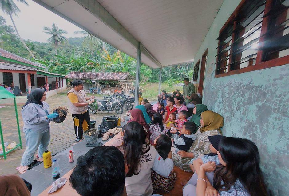Mahasiswa Kuliah Kerja Nyata Pemberdayaan Desa Binaan (KKN-PDB) Itera Laksanakan Sosialisasi Green Economy, Pengelolaan Sampah, dan Bank Sampah di Dusun Sinar Laut, Desa Tarahan, Kecamatan Katibung, Lampung Selatan (Dok/Humas Itera)