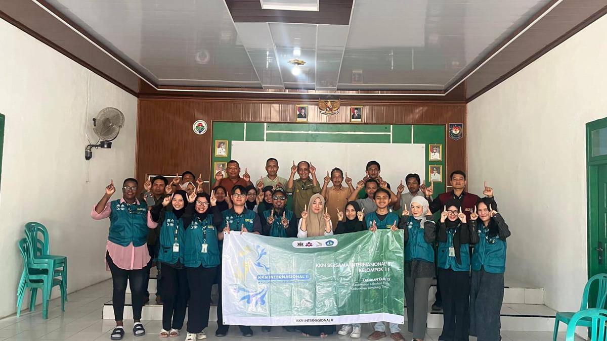 Mahasiswa KKN Internasional Itera Bersama Mahasiswa Berbagai Perguruan Tinggi yang Tergabung Dalam Badan Kerja Sama Perguruan Tinggi Negeri Wilayah Barat (BKS-PTN Barat) Menerapkan Konsep Desa cerdas atau smart village di Desa Labuhan Ratu IX, Kabupaten Lampung Timur. (Dok/Humas Itera)