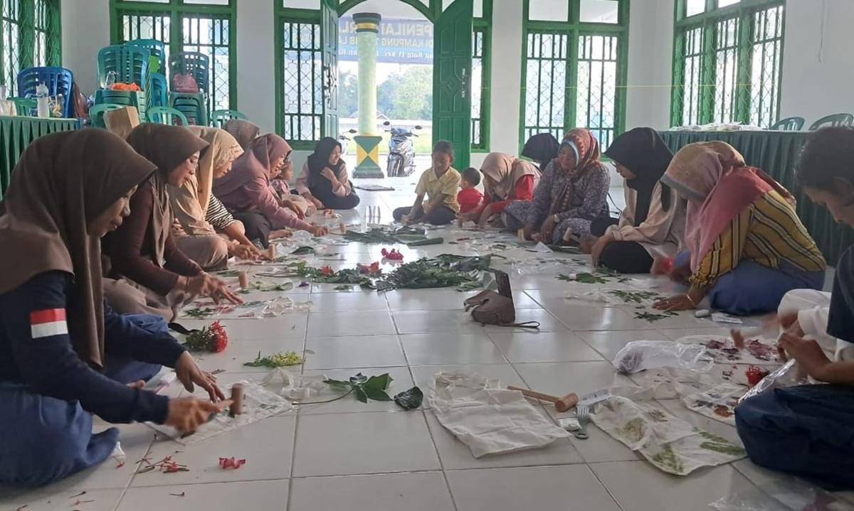 Mahasiswa KKN Internasional Itera Bersama Mahasiswa Berbagai Perguruan Tinggi yang Tergabung Dalam Badan Kerja Sama Perguruan Tinggi Negeri Wilayah Barat (BKS-PTN Barat) Menerapkan Konsep Desa cerdas atau smart village di Desa Labuhan Ratu IX, Kabupaten Lampung Timur. (Dok/Humas Itera)