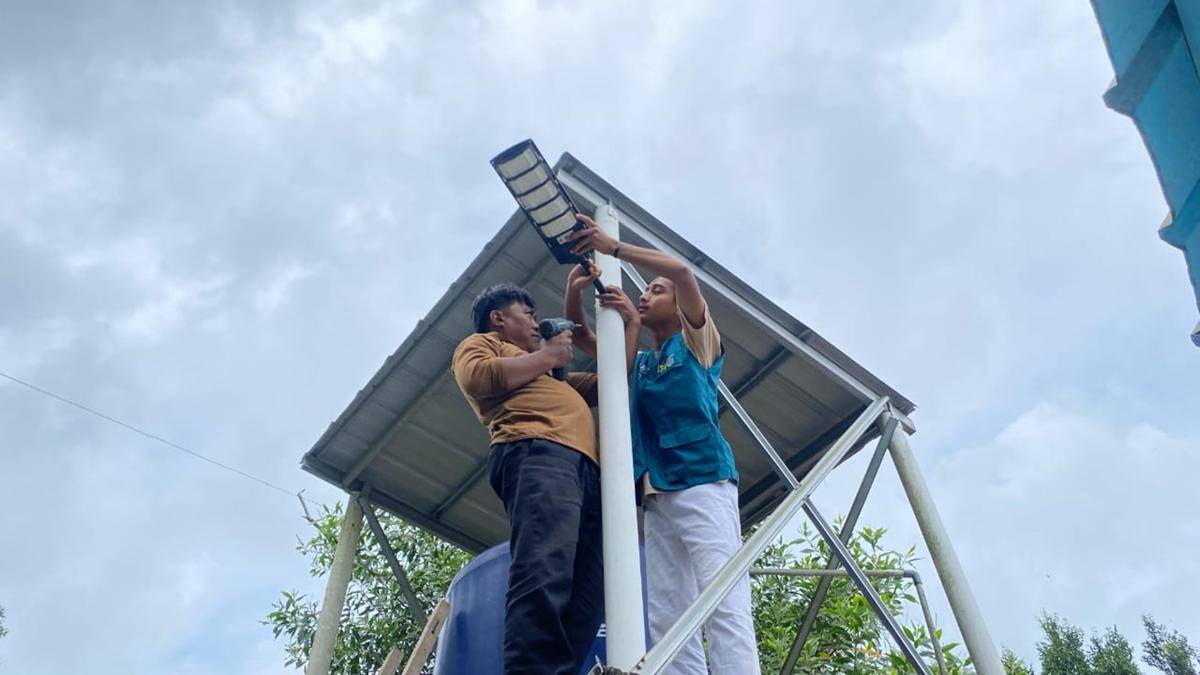 Mahasiswa KKN Internasional Itera Bersama Mahasiswa Berbagai Perguruan Tinggi yang Tergabung Dalam Badan Kerja Sama Perguruan Tinggi Negeri Wilayah Barat (BKS-PTN Barat) Menerapkan Konsep Desa cerdas atau smart village di Desa Labuhan Ratu IX, Kabupaten Lampung Timur. (Dok/Humas Itera)