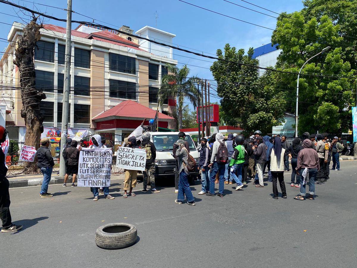 Aliansi Bara-Baraya Bersatu berdemonstrasi di depan Pengadilan Makassar, Kamis (21/8/2025). (Dok. Istimewa)