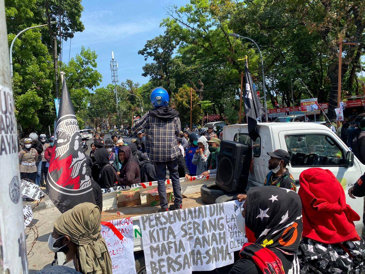 Aliansi Bara-Baraya Bersatu berdemonstrasi di depan Pengadilan Makassar, Kamis (21/8/2025). (Dok. Istimewa)