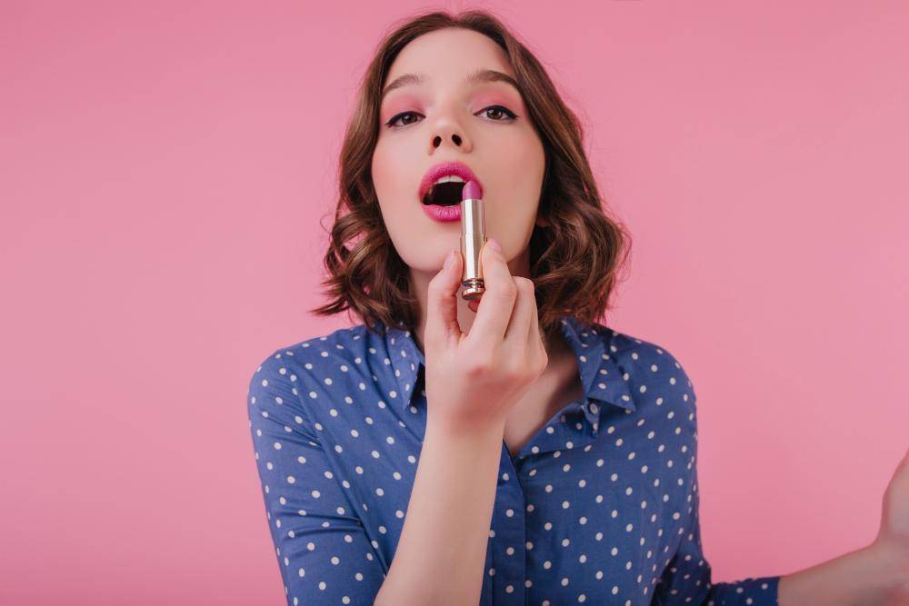 ilustrasi memakai lipstik (freepik.com/lookstudio)
