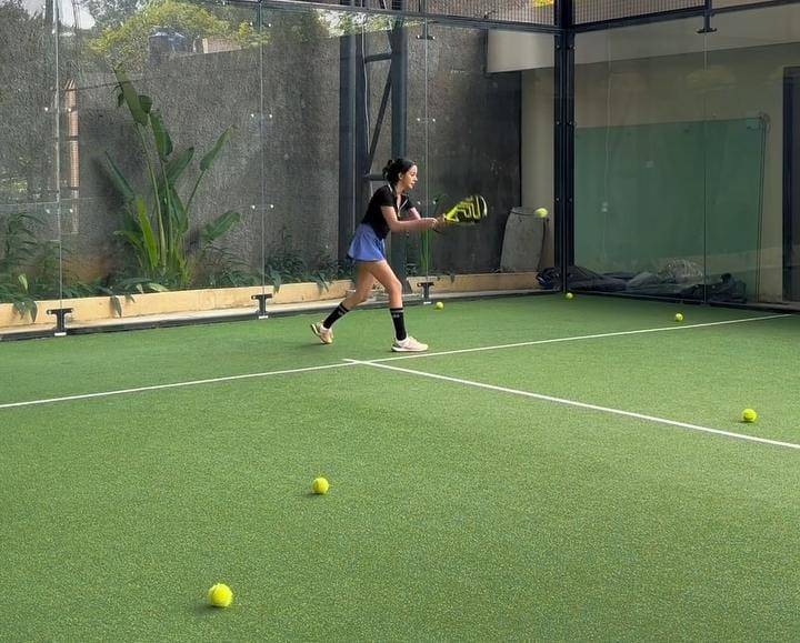 potret Kirana Larasati main padel