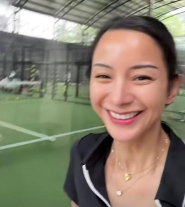 potret Kirana Larasati main padel
