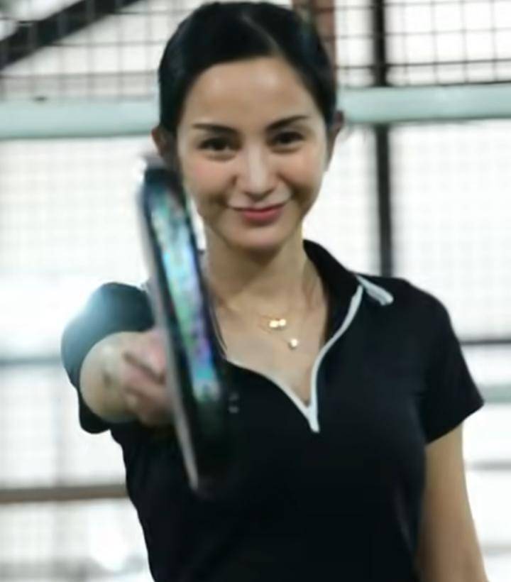 potret Kirana Larasati main padel