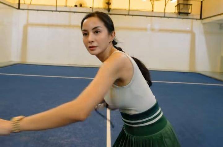 potret Kirana Larasati main padel