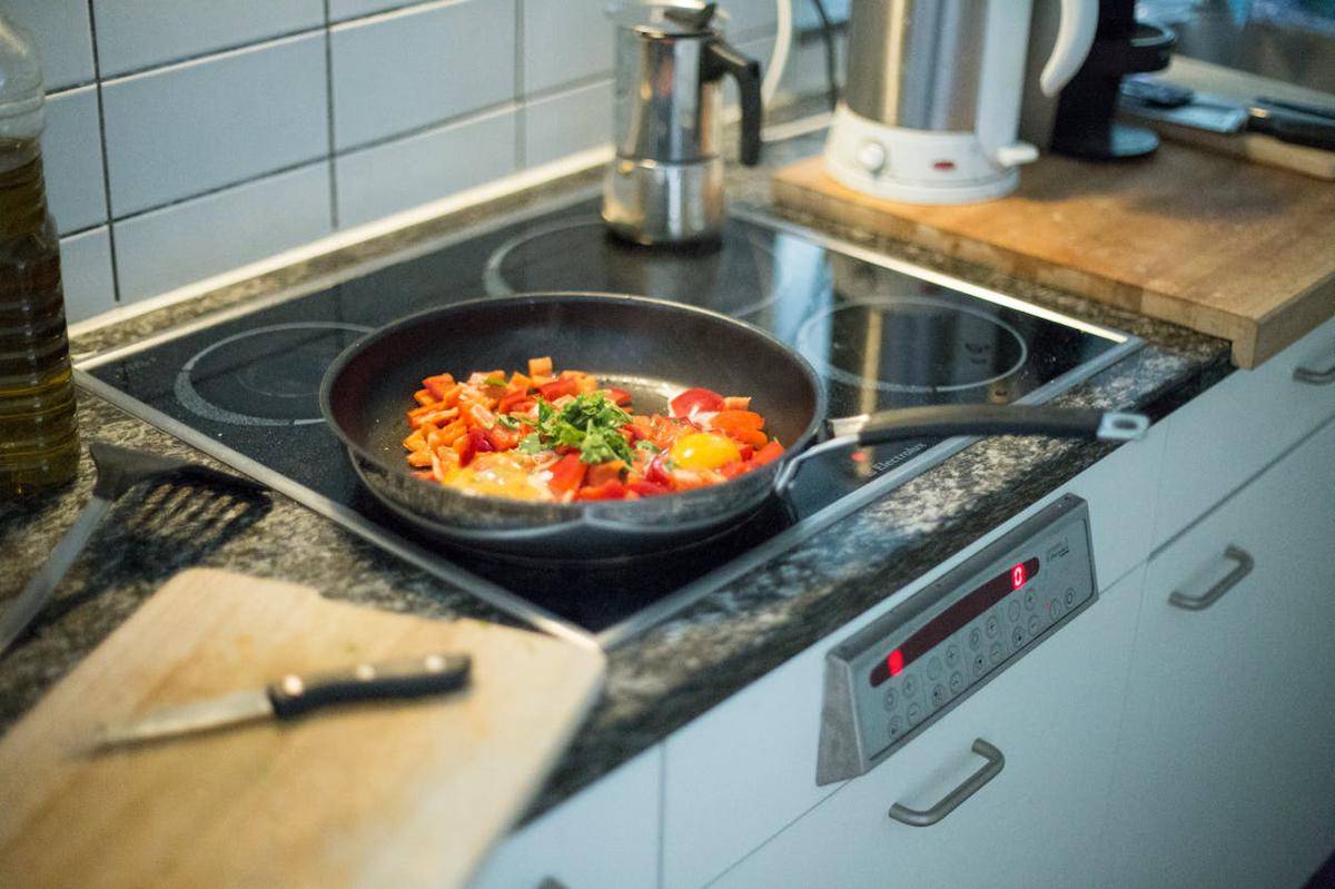 ilustrasi memasak dengan kompor induksi (pexels.com/Ela Haney)