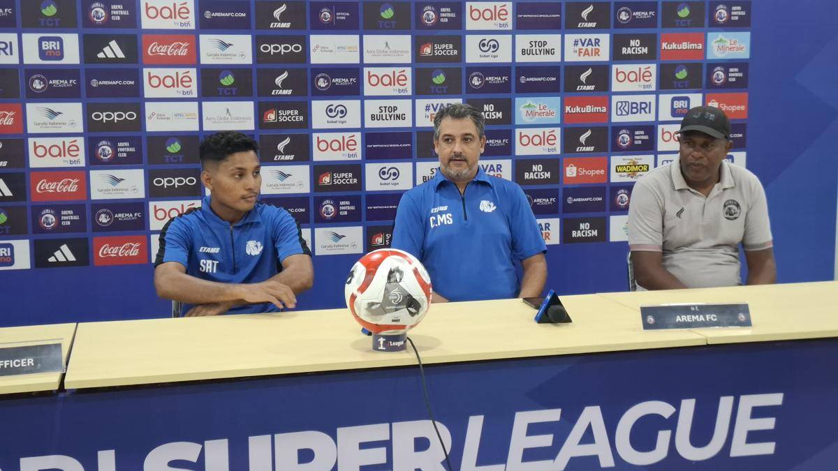 Pelatih Arema FC, Marcos Santos (tengah) bersama Salim Tuharea (kiri). (IDN Times/Rizal Adhi Pratama)